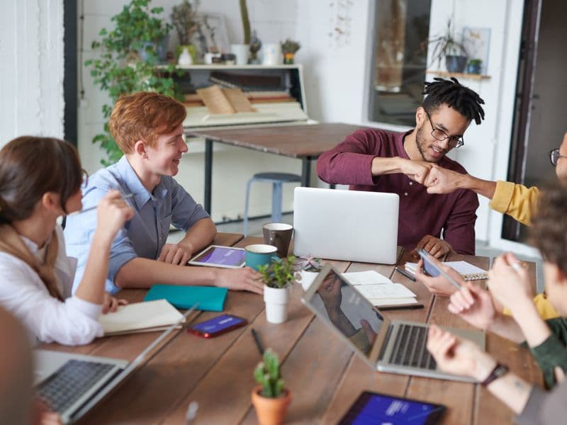 Geschäftsteam bei Meeting und Zusammenarbeit